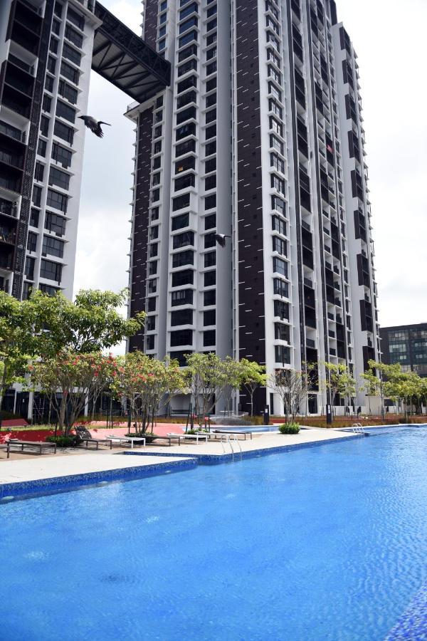 Mines Astetica Lake View Condo Seri Kembangan V1 Exterior photo