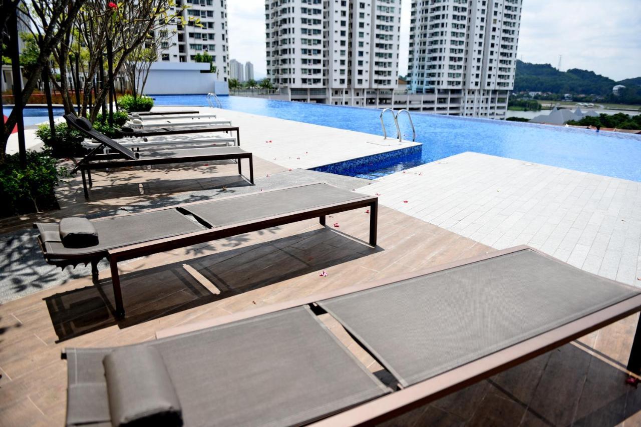 Mines Astetica Lake View Condo Seri Kembangan V1 Exterior photo