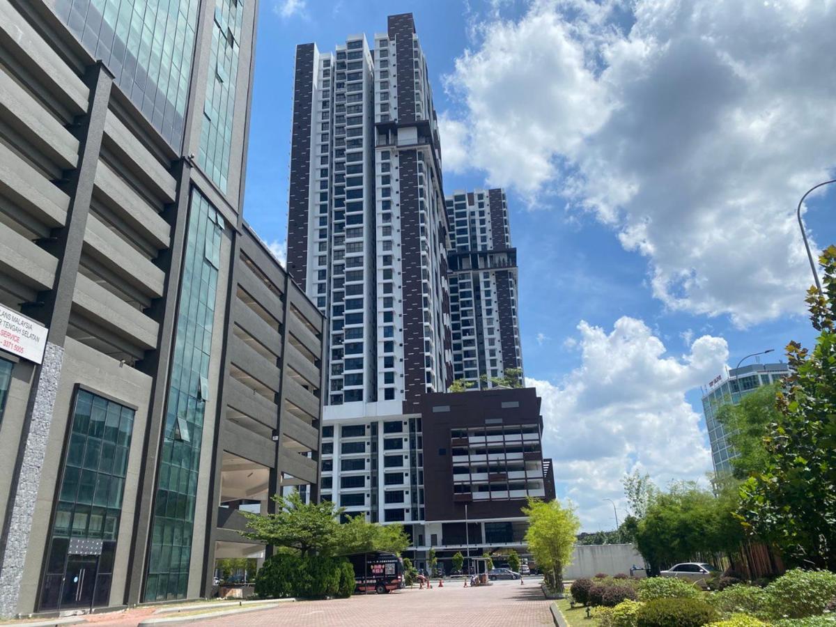 Mines Astetica Lake View Condo Seri Kembangan V1 Exterior photo